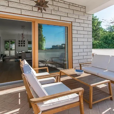 Three-bedroom In Διαμέρισμα *